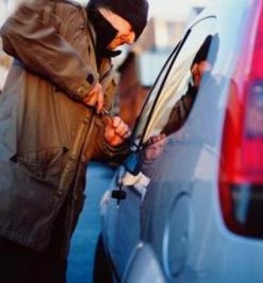 Hoţi de acumulatori auto, din Medgidia, prinşi de poliţişti